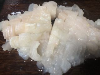 鱼米之乡蛋炒饭,龙利鱼化冻后切成玉米粒两倍大小的粒。