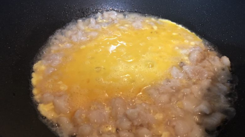 鱼米之乡蛋炒饭,鱼肉变色后马上下蛋液。