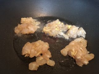 鱼米之乡蛋炒饭,热锅，放2汤匙油，下鱼粒煸炒。