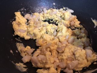 鱼米之乡蛋炒饭,不断翻炒，至鸡蛋凝固，盛起。