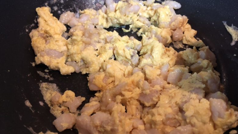 鱼米之乡蛋炒饭,不断翻炒，至鸡蛋凝固，盛起。