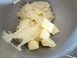 绵绵绵吐司,加入室温软化好的黄油1档低速搅打，黄油慢慢混合进去后2档搅打