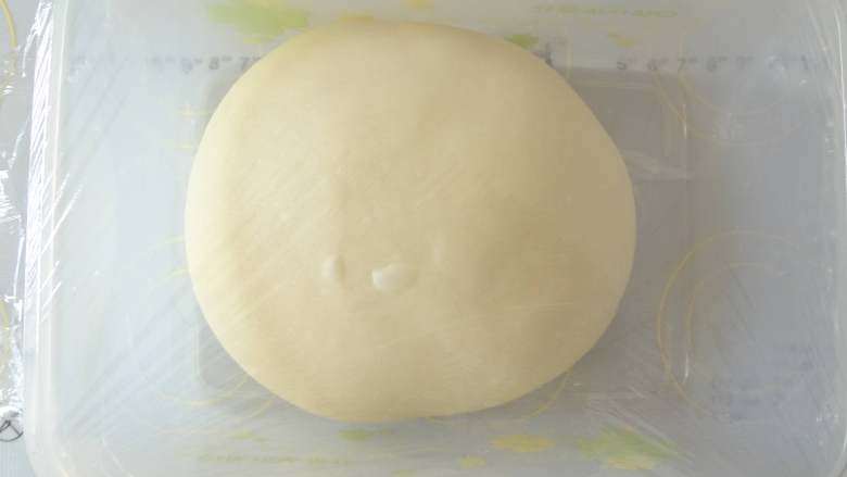 绵绵绵吐司,取出面团整理成光滑的面团放入发酵盒中盖上保鲜膜开始一发，室温发酵时间看状态