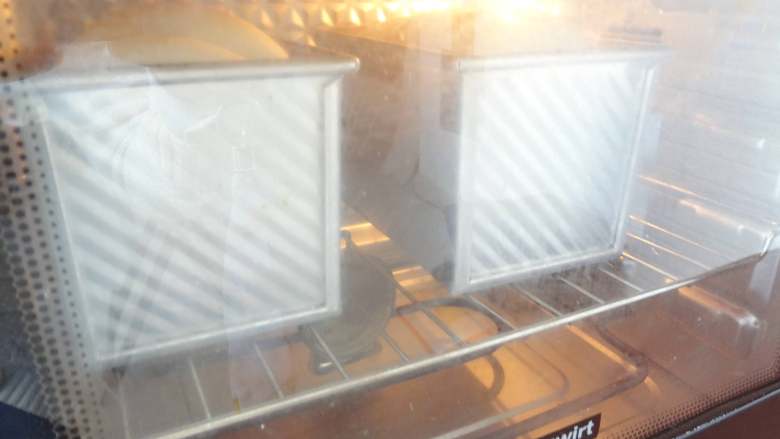 绵绵绵吐司,放入预热好的烤箱180度55分钟，中途上色加盖锡纸，出炉震模放在烤网上晾至手温密封保存就可以啦！