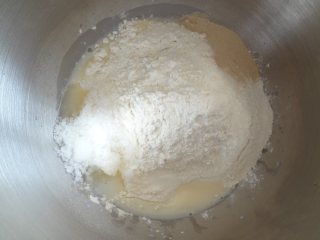绵绵绵吐司,放入高粉，糖，盐，酵母开始启动厨师机一档低速成团，然后2挡开始揉面