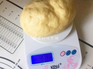 百吃不厌的奶香豆沙小餐包,发酵完成再次排气、揉圆，再称下面团实际重量