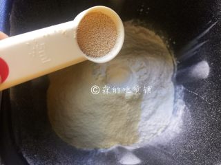百吃不厌的奶香豆沙小餐包,再放入面粉和奶粉，同时在面粉中挖个小洞，把酵母放进去后用面粉覆盖
