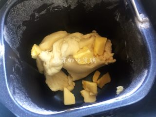 百吃不厌的奶香豆沙小餐包,启动一个和面程序后加入软化的黄油