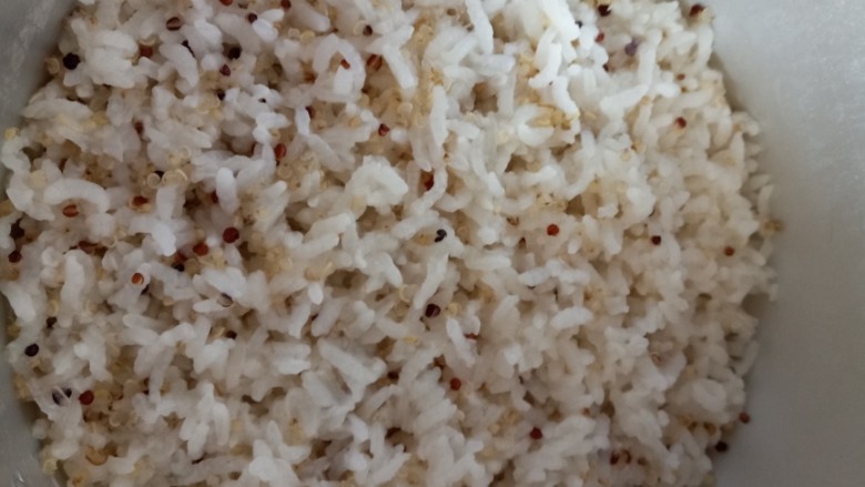 巴沙鱼西兰花藜麦饭团,焖成米饭