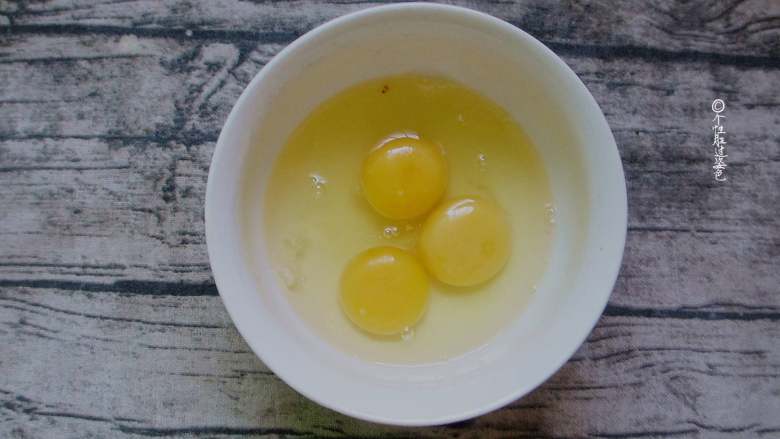 十味 小炒三色,鸡蛋打入碗中，加入一勺料酒打散
