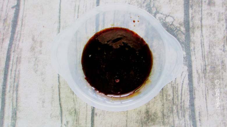 脆皮红烧鸭腿,蜂蜜和耗油1:1调成刷料