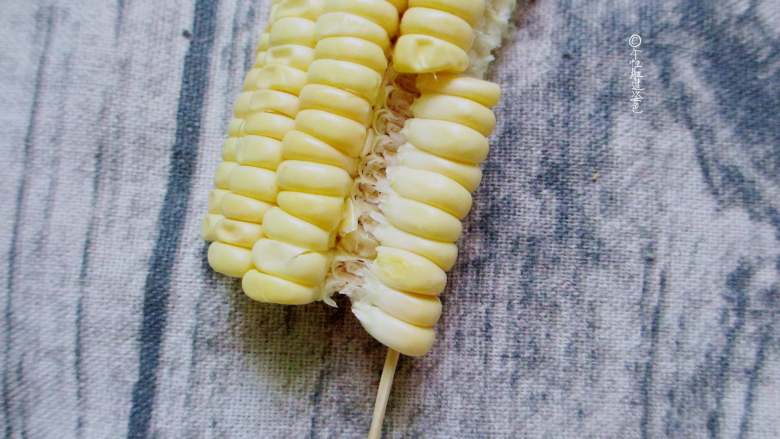 牙签玉米,沿着玉米粒的纹路向右推，一条缝掰开后，其他的用手就能弄下来。
