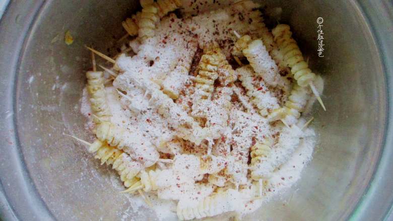 牙签玉米,把玉米串放入盆里，放上3勺淀粉、少许盐、辣椒粉、孜然粉