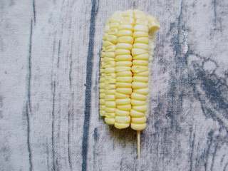 牙签玉米,玉米切成8段，然后顺着玉米纹路插一根牙签