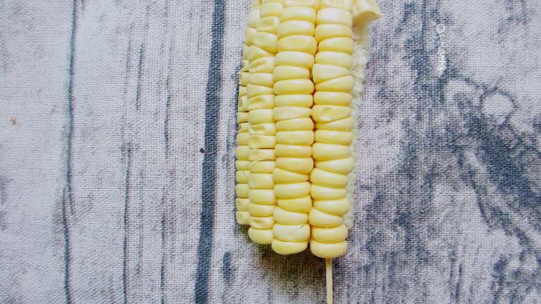 牙签玉米,玉米切成8段，然后顺着玉米纹路插一根牙签