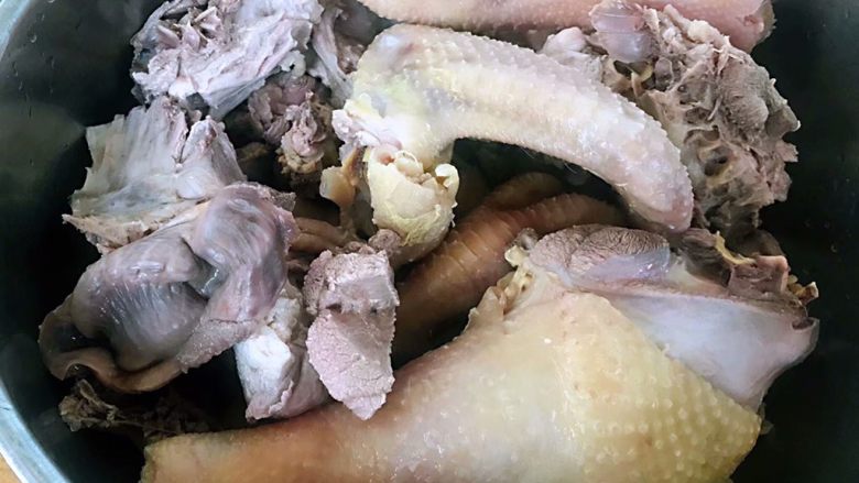 大骨鸡炖土豆香菇,焯好水的鸡块立即放入冷水中过凉并且要好好冲洗干净油脂备用
