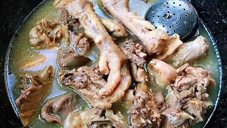 大骨鸡炖土豆香菇,大骨鸡炖至八成熟汤汁入味时