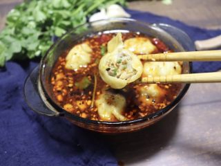 家常酸汤莲菜大肉水饺,最后给汁碗里加入适量饺子水和饺子撒上熟芝麻和香菜即可。