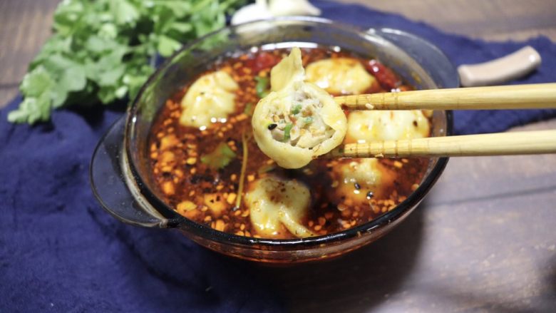 家常酸汤莲菜大肉水饺,最后给汁碗里加入适量饺子水和饺子撒上熟芝麻和香菜即可。
