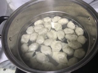 家常酸汤莲菜大肉水饺,煮3~4开饺子全部漂浮上来就可以了，中途记得加下凉水防止溢出。
