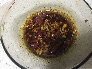 家常酸汤莲菜大肉水饺,炒锅放入食用油烧热倒入汁碗中。