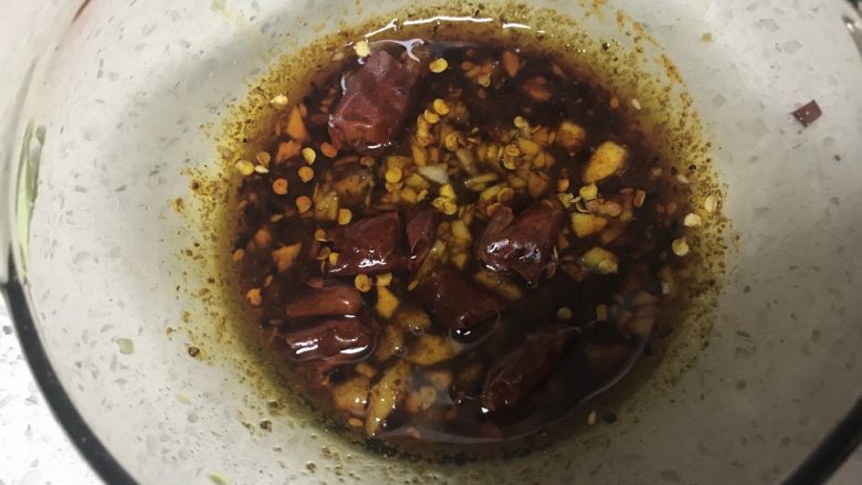 家常酸汤莲菜大肉水饺,炒锅放入食用油烧热倒入汁碗中。