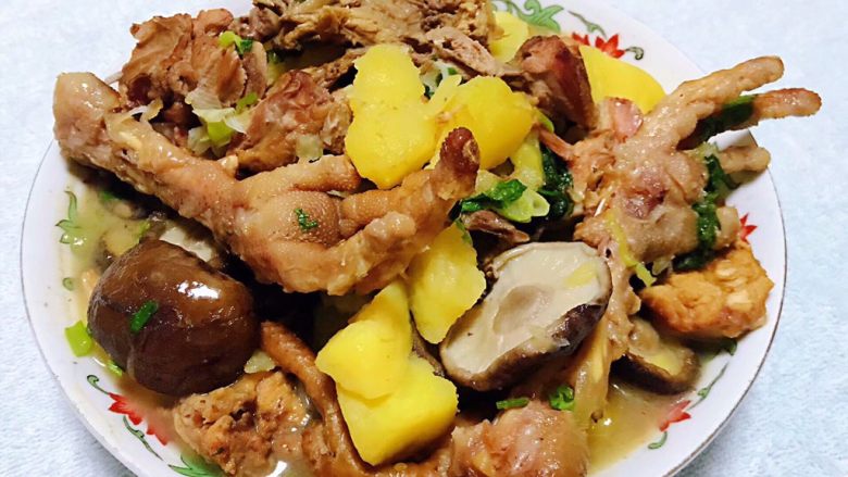大骨鸡炖土豆香菇,香浓可口的大骨鸡炖土豆香菇装入盘中看着就直咽口水