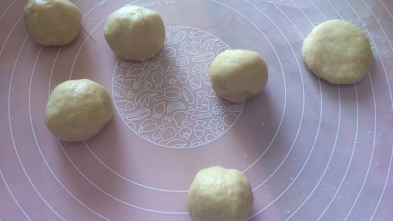 奶香花生饼,均匀分成几等份，搓圆后按压成饼状；