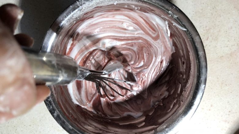 带你体验不一样的戚风蛋糕——红酒玫瑰小戚风蛋糕,用打蛋器快速拌匀。剩余蛋白分两次加入，每次均迅速拌匀。