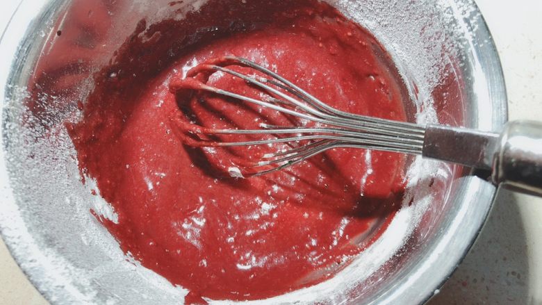 带你体验不一样的戚风蛋糕——红酒玫瑰小戚风蛋糕,加入过筛低粉拌至无颗粒。