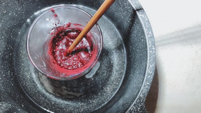 带你体验不一样的戚风蛋糕——红酒玫瑰小戚风蛋糕,座开水加热至红曲粉溶解。