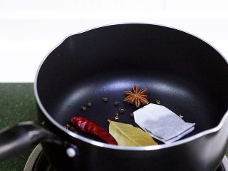 五香茶叶鹌鹑蛋（焖烧杯版）,在锅内加入干辣椒、花椒、红茶包、八角和香叶。