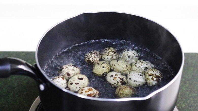 五香茶叶鹌鹑蛋（焖烧杯版）,把鹌鹑蛋冲洗干净，放入锅中煮沸后5分钟关火。