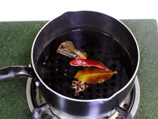 五香茶叶鹌鹑蛋（焖烧杯版）,大火煮5分钟，使茶包和香料都出味。