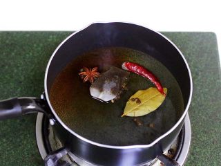 五香茶叶鹌鹑蛋（焖烧杯版）,开大火，把水煮沸。