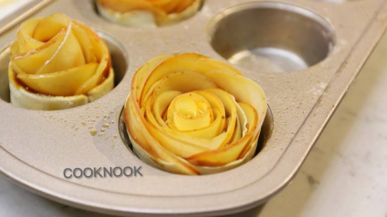 焦糖玫瑰千层苹果派,卷成花型放在烤盘内
