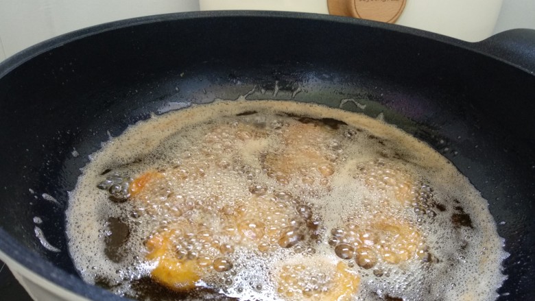 酥炸鱿鱼圈,锅里倒入菜籽油，油烧六成热，放入鱿鱼圈炸至金黄色。