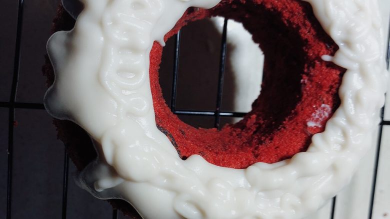 带你体验不一样的戚风蛋糕——红酒玫瑰小戚风蛋糕,缓慢挤于蛋糕上。
