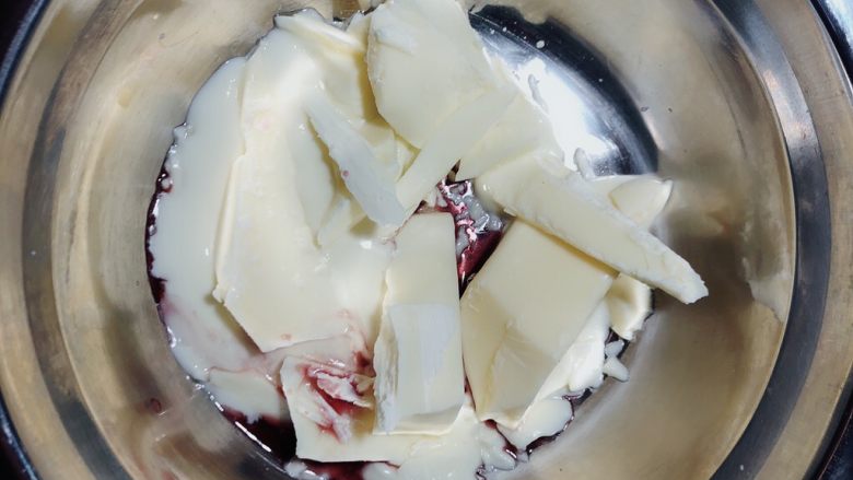 带你体验不一样的戚风蛋糕——红酒玫瑰小戚风蛋糕,白巧克力加入15克红酒隔水融化。