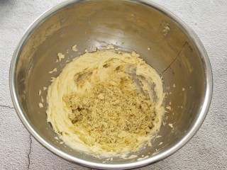 杏仁马格丽特饼干,再加入过筛的蛋黄，启动打蛋器搅打均匀，一定要是蛋黄与黄油完全融合在一起