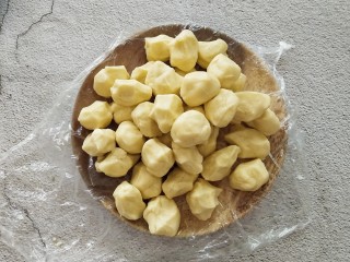 杏仁马格丽特饼干,把面团从冰箱取出，分成均匀等分的小面团，这边分成了35份，大概十克一份
