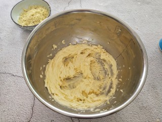 杏仁马格丽特饼干,启动打蛋器，打至黄油体积膨大，蓬松的状态