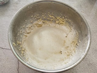 杏仁马格丽特饼干,筛入低筋面粉和玉米淀粉，用刮刀翻拌均匀