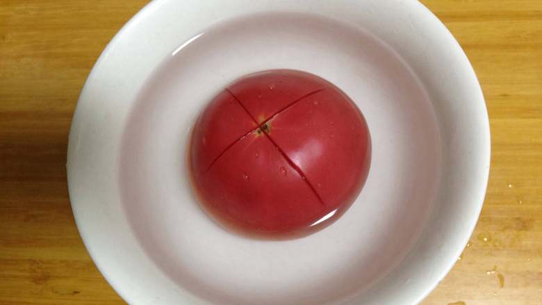 蟹黄味番茄炒蛋盖浇饭,西红柿顶部切花刀泡入沸水中，稍后剥去外皮