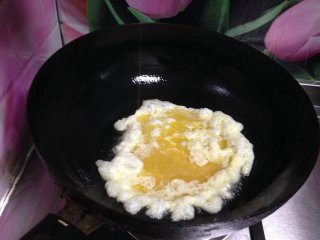 蟹黄味番茄炒蛋盖浇饭,热锅热油倒入蛋液