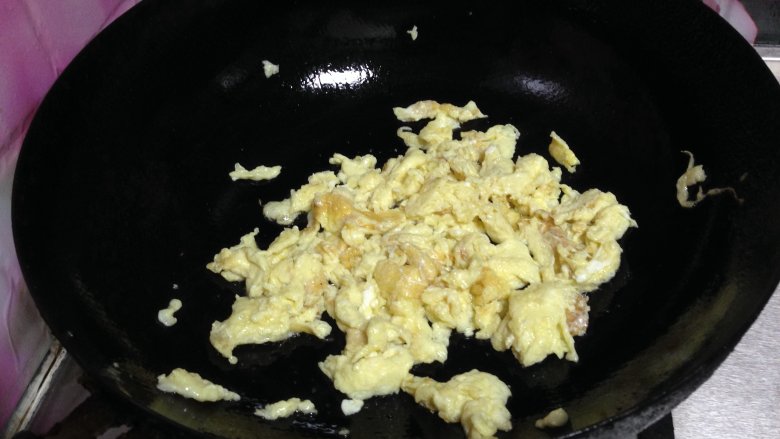 蟹黄味番茄炒蛋盖浇饭,炒成大块蛋碎盛出备用