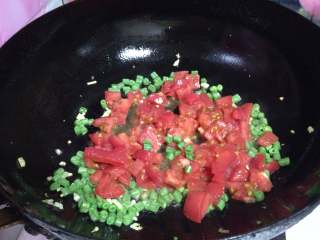 蟹黄味番茄炒蛋盖浇饭,倒入西红柿碎和少许水炒匀
