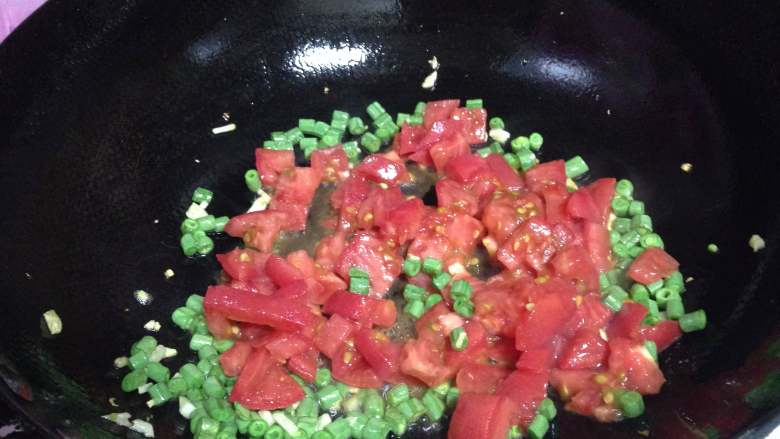蟹黄味番茄炒蛋盖浇饭,倒入西红柿碎和少许水炒匀
