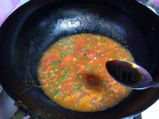 蟹黄味番茄炒蛋盖浇饭,炒到汤汁微稠时加入白糖、盐调味，加入生抽调色