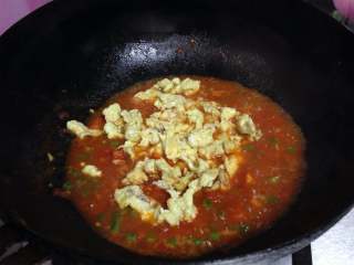 蟹黄味番茄炒蛋盖浇饭,最后下入蛋碎炒匀即可
